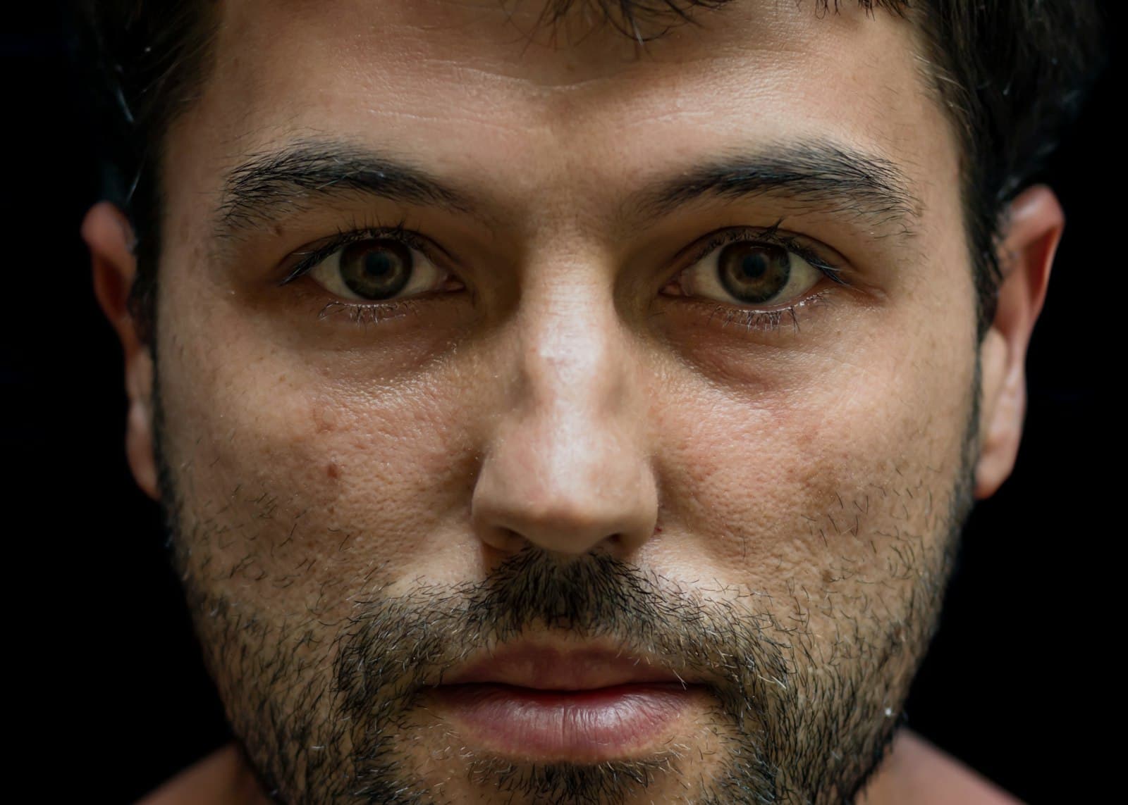 Ojeras en hombres: por qué salen y qué funciona de verdad